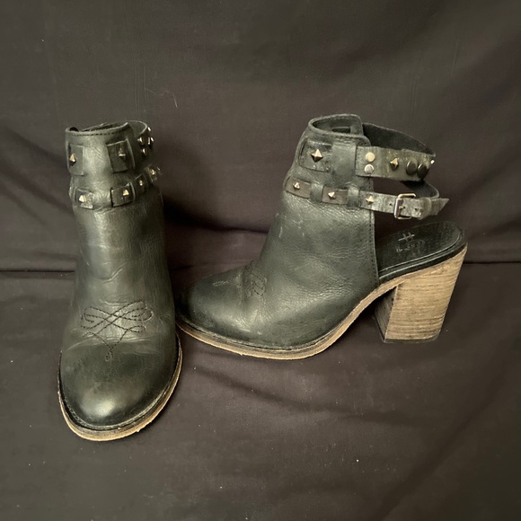 Circle G Fashion Shoes Womens 8 M Straps Round Toe Buckle Black P5180. 
Bin B13 - Picture 2 of 11